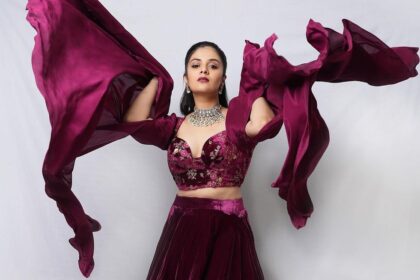 Actress Sreemukhi Latest Photos & 10 Images