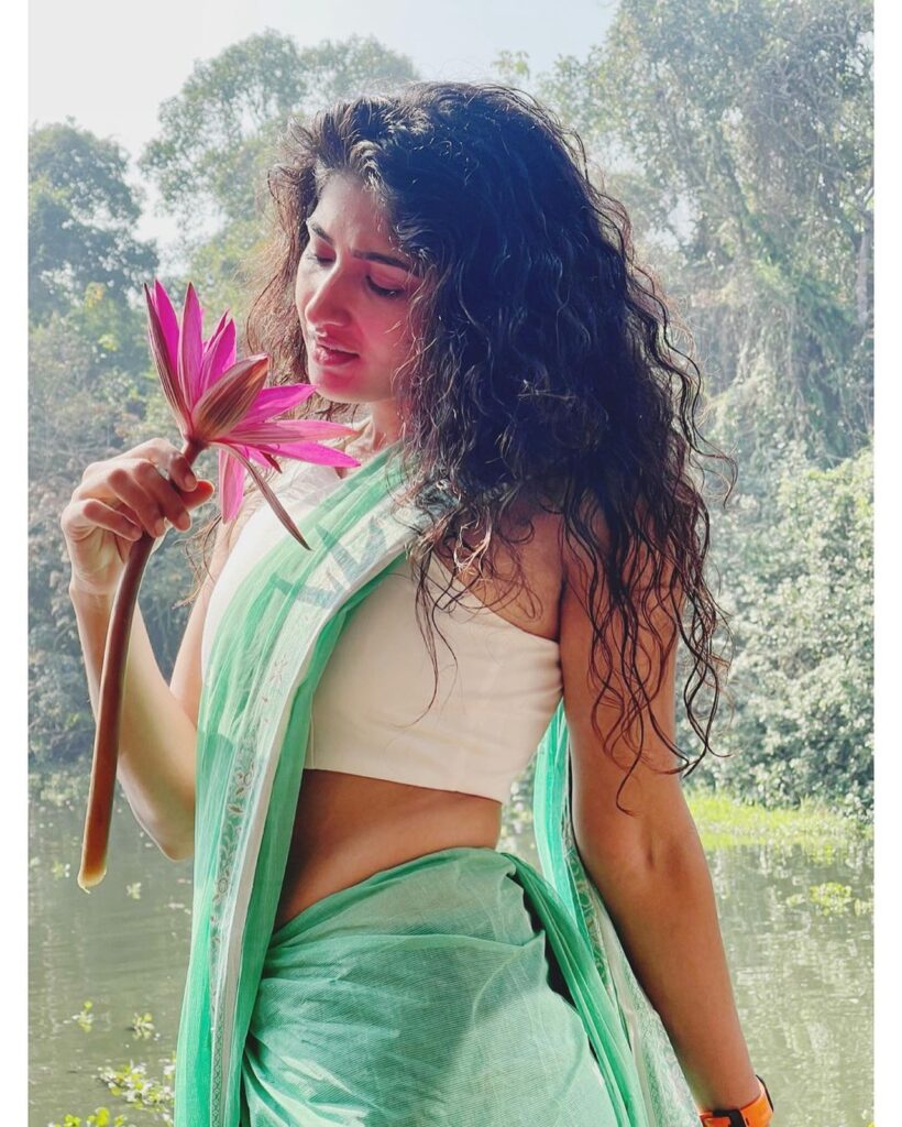 Actress Roshini Prakash Instagram 8 Photos